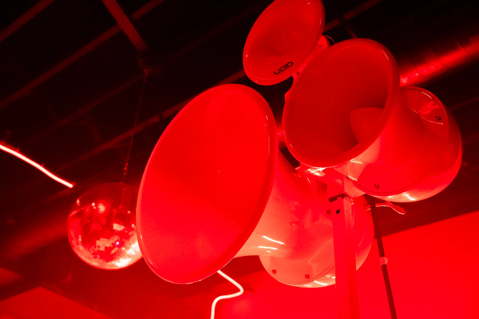 Void horns under red light